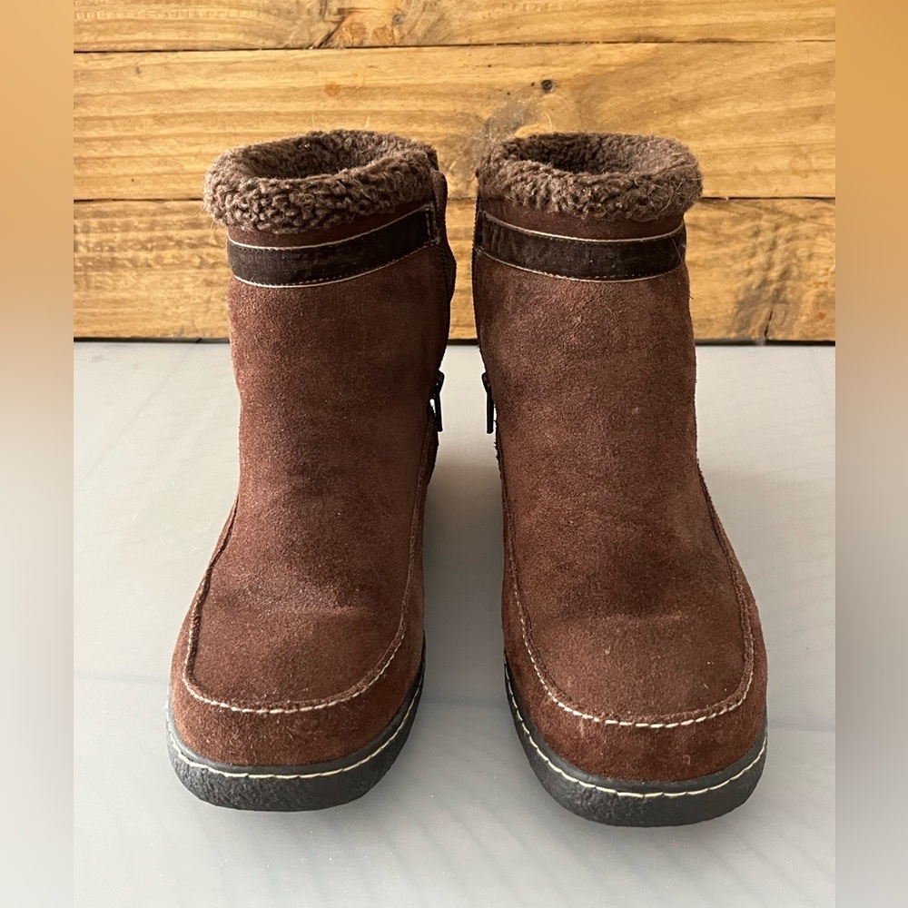 Lands’ End Brown Suede(?) Ankle Boots with Fur Lining. Very warm. Size 8